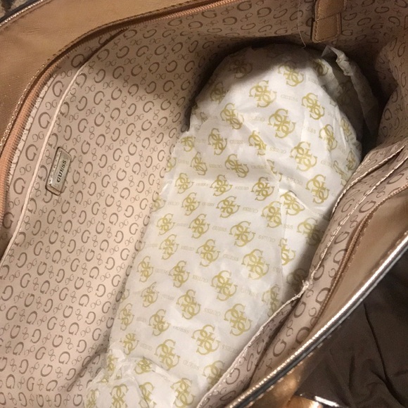 GUESS Rose gold purse . Pretty much brand new ! - Picture 2 of 2